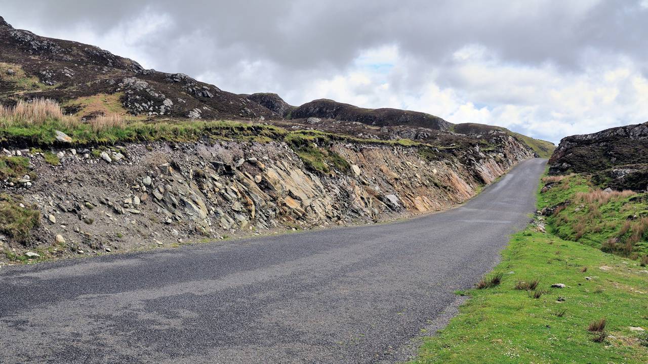 Estrada na Irlanda ganha fama por seus abismos, pois o trajeto de 600 metros de altitude margeia as falésias mais altas da Europa no mar Atlântico