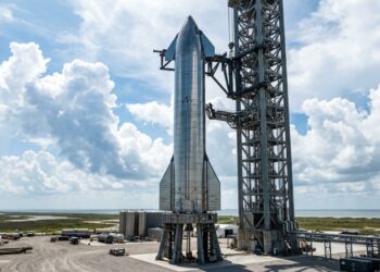 Com 120 metros de altura e 33 motores na base, o foguete de aço que gera sete mil toneladas de empuxo busca viabilizar a vida em outros planetas