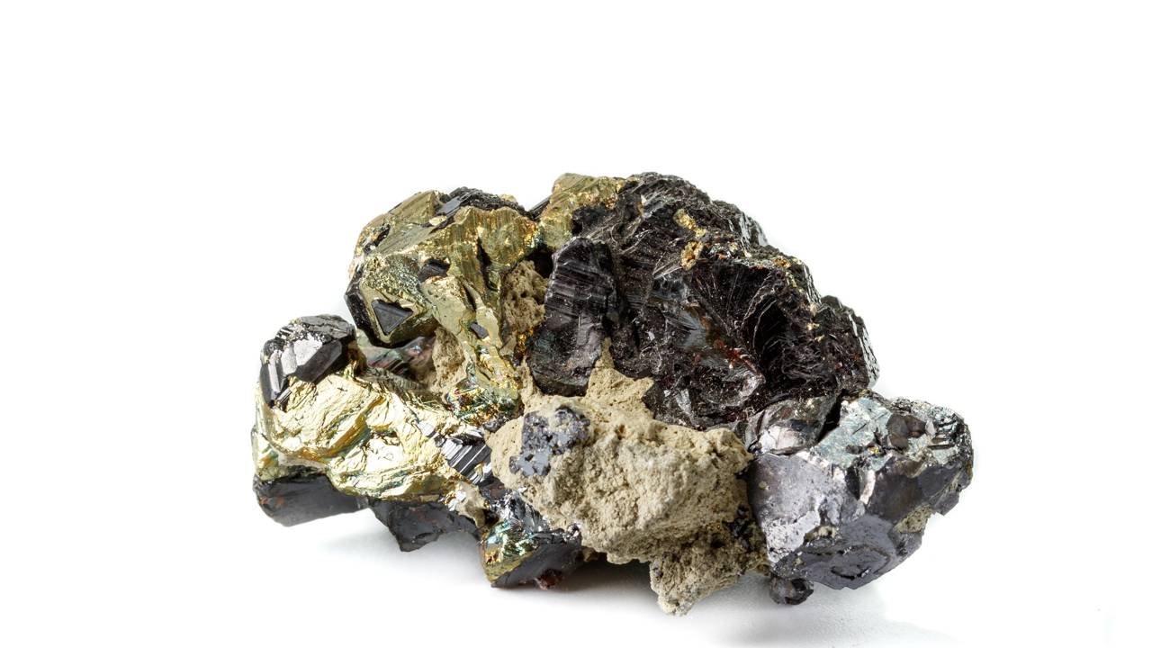 Com uma dispersão de luz três vezes superior à do diamante, este mineral é a principal fonte global de zinco e um espetáculo visual para colecionadores