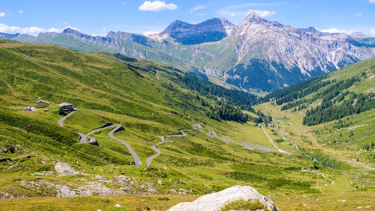 Com 2.113 metros de altitude, a rodovia que liga Suíça e Itália surge como um trajeto histórico de 72 curvas através dos Alpes
