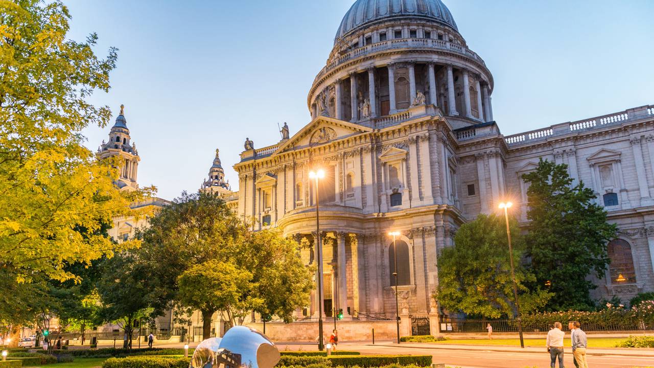 Com cúpula de 111 metros de altura, a catedral inglesa de 1710 surge como um marco e uma obra-prima da engenharia