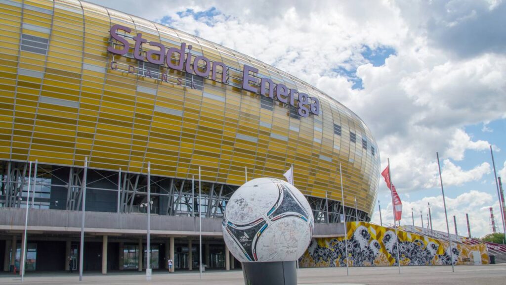 Com 41.620 assentos e fachada que imita o âmbar polonês, a arena moderna virou o maior palco de esportes do norte da Polônia