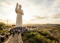 Com 27 metros de altura e 300 toneladas, o monumento no Ceará surge como um ícone da fé e atrai milhões de fiéis