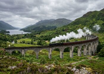 A ponte de concreto de 1898 que Harry Potter tornou famosa ainda recebe trens reais toda semana na Escócia