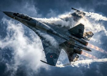 Desafiando as leis da física o caça russo de 34 toneladas realiza manobras impossíveis no ar graças a motores que redirecionam o fogo da turbina e chegam a 2400 km por hora