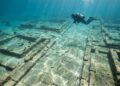 Escondida sob as ondas cristalinas do Mediterrâneo, a cidade portuária de 5.000 anos revela ruas pavimentadas e pátios intocados no fundo do mar