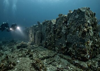 Com 7.000 anos de idade e escondida sob as ondas do Atlântico, a muralha pré-histórica gigante encontrada no litoral da França desafia tudo o que a ciência sabia sobre o passado da Europa