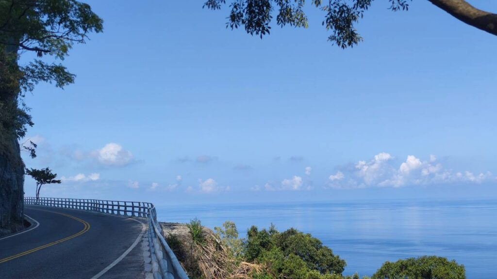 Com 118 km de extensão entre montanhas e o oceano, a rodovia em Taiwan surge como um desafio de engenharia esculpido em precipícios