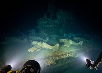 Submersível localiza porta-aviões afundado a 4.000 metros de profundidade e envia imagens de caças intactos que repousam no fundo do oceano Pacífico desde a grande guerra