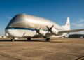 O Super Guppy é exatamente isso: existe apenas um exemplar ativo no mundo, pertence à NASA há décadas e, sem ele, o programa Artemis simplesmente não conseguiria mover suas peças entre os centros espaciais dos Estados Unidos