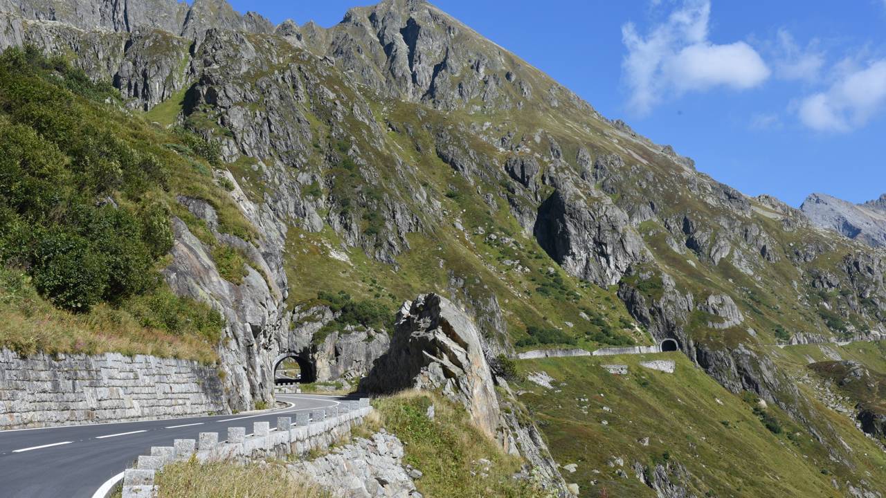 Com 2.224 metros de altitude e túneis em rocha sólida, a estrada Susten na Suíça surge como uma obra de engenharia recorde nos Alpes