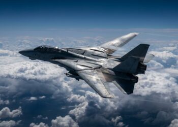 O F-14 Tomcat dobra as asas em pleno voo e passa de bombardeiro pesado para jato supersônico acima de Mach 2 em segundos