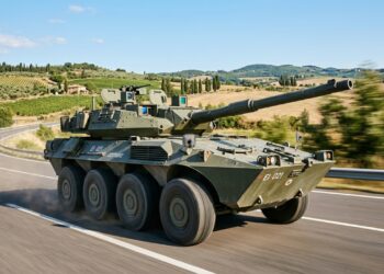 O caça-tanques de oito rodas que atinge 108 km/h no asfalto carregando um canhão devastador com a mesma agilidade de um carro de rali