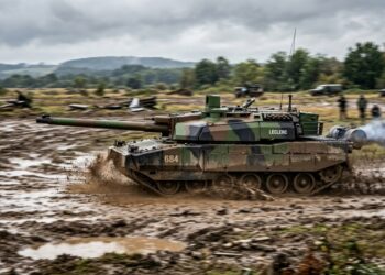 O supertanque de US$ 10 milhões que acelera a 50 km/h em terrenos destruídos usando computadores avançados para travar a mira e atirar em movimento