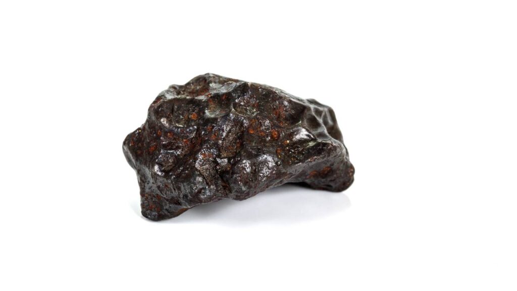 Esqueça o vidro comum, pois este vidro natural formado por impactos de meteoritos surge como um recorde cósmico de alta temperatura