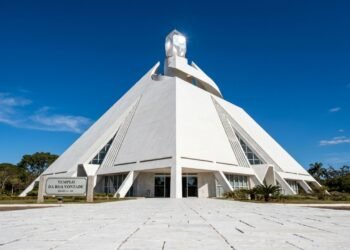 Com uma pirâmide de 21 metros e o maior cristal puro do planeta no topo, a obra de 1989 é o destino de meditação mais visitado da capital federal