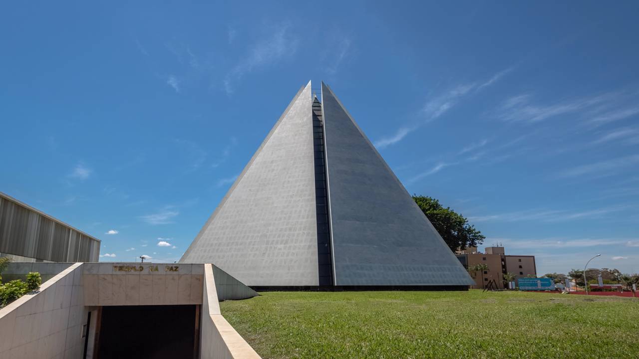 Com uma pirâmide de 21 metros e o maior cristal puro do planeta no topo, a obra de 1989 é o destino de meditação mais visitado da capital federal