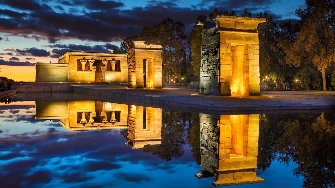 Com pedras de 2.200 anos de idade, o monumento egípcio no coração de Madri surge como um dos cenários mais surreais e antigos da Europa