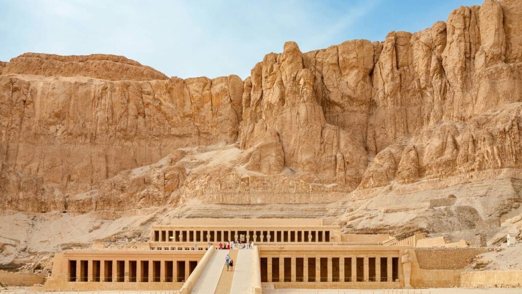 Com 3 terraços monumentais esculpidos na rocha, o templo de Hatshepsut surge como a obra arquitetônica mais avançada do Egito Antigo