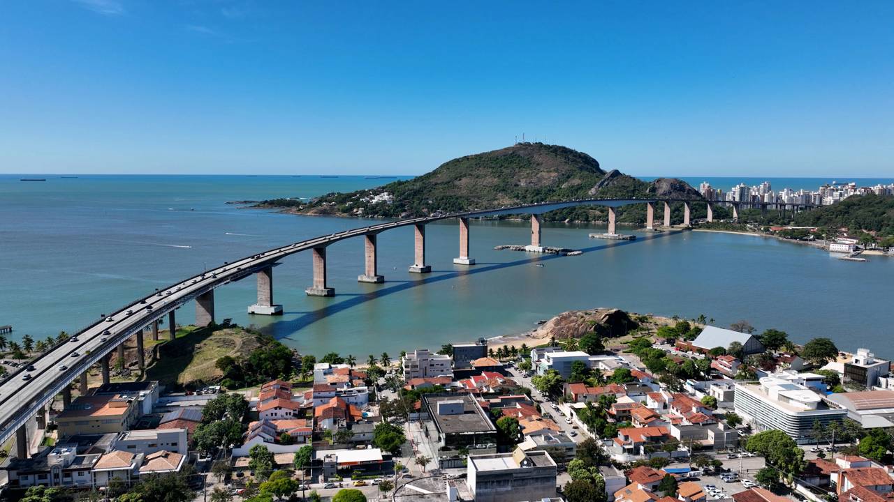 Com 3.339 metros e um vão central de 70 metros, a ponte capixaba surge como um marco da engenharia e possui a ciclovia mais alta do país