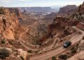 A rodovia em Utah desce 450 metros pelo penhasco; com um traçado vertiginoso, ela é a rota mais extrema do Canyonlands National Park