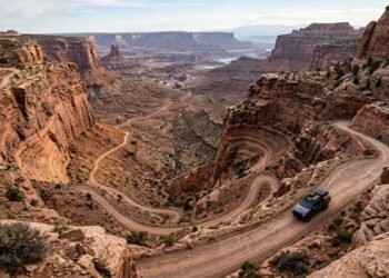 A rodovia em Utah desce 450 metros pelo penhasco; com um traçado vertiginoso, ela é a rota mais extrema do Canyonlands National Park