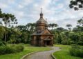 Com a réplica da igreja de madeira de 1897 e cúpula de bronze, o memorial em Curitiba virou o maior símbolo da imigração ucraniana no país