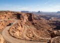 A rodovia de cascalho em Utah sobe 365 metros; com curvas sinuosas no penhasco, ela é um recorde de engenharia em terra batida