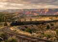 Um trem inaugurado em 1901 ainda leva passageiros até a borda do Grand Canyon e tira 50 mil carros da estrada todo ano