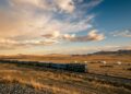 Um trem que cruza o Deserto de Gobi por dias inteiros e ainda para para trocar as rodas na fronteira com a China