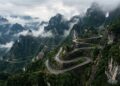 Com 99 curvas que sobem 1.100 metros em 11 km, a rodovia na China é considerada uma das maiores obras de engenharia rodoviária do planeta