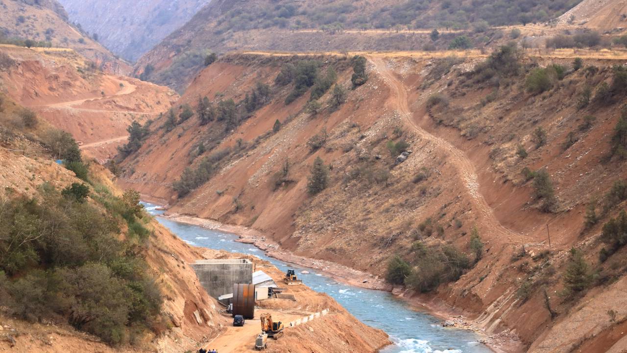 Com picos situados acima dos 3.000 metros de altitude, a rodovia de Tien Shan no Quirguistão virou o maior desafio da engenharia na Rota da Seda
