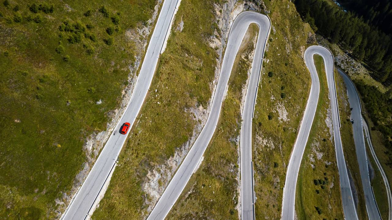 Com quase 2.500 metros de altitude e curvas radicais, a estrada alpina que liga a Áustria à Itália surge como um marco de engenharia extrema