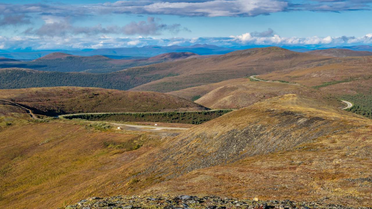 Com 127 km de extensão sobre picos de montanhas, a estrada na fronteira americana oferece um dos trajetos de maior altitude da região