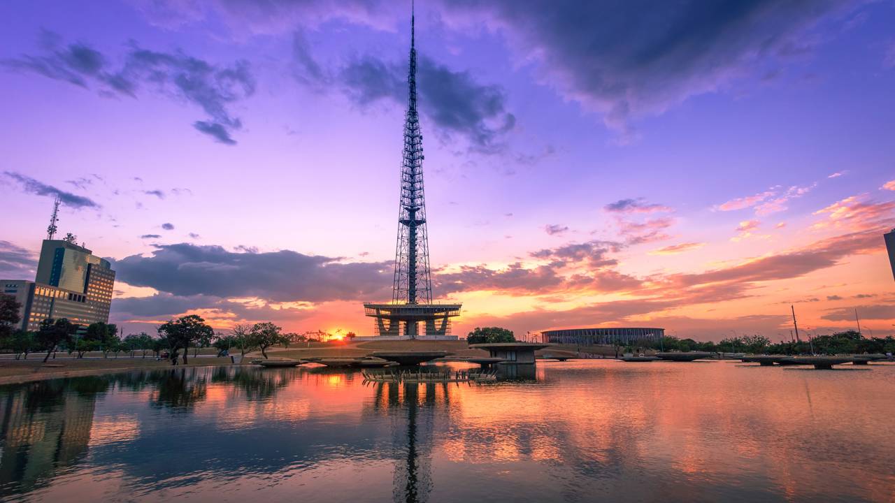 Com 224 metros de altura e vista para o Eixo Monumental, a estrutura de 1967 surge como o ponto mais alto e impactante da capital brasileira