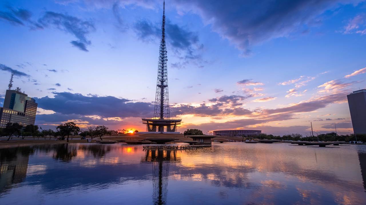 Projetada por Lúcio Costa em 1967, a estrutura de 224 metros de altura domina o horizonte da capital com seu mirante panorâmico único