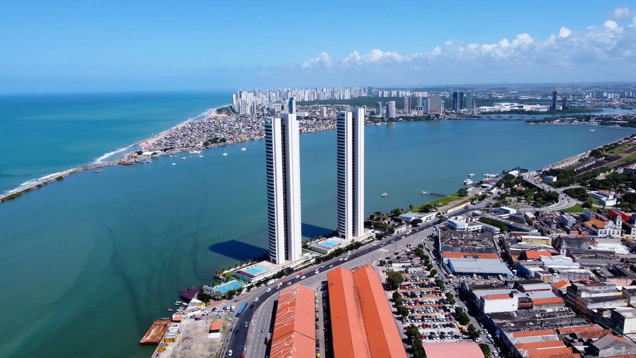 Com 41 andares e 134 metros de altura, as torres residenciais no Recife tornaram-se os edifícios mais altos e marcantes do litoral de Pernambuco
