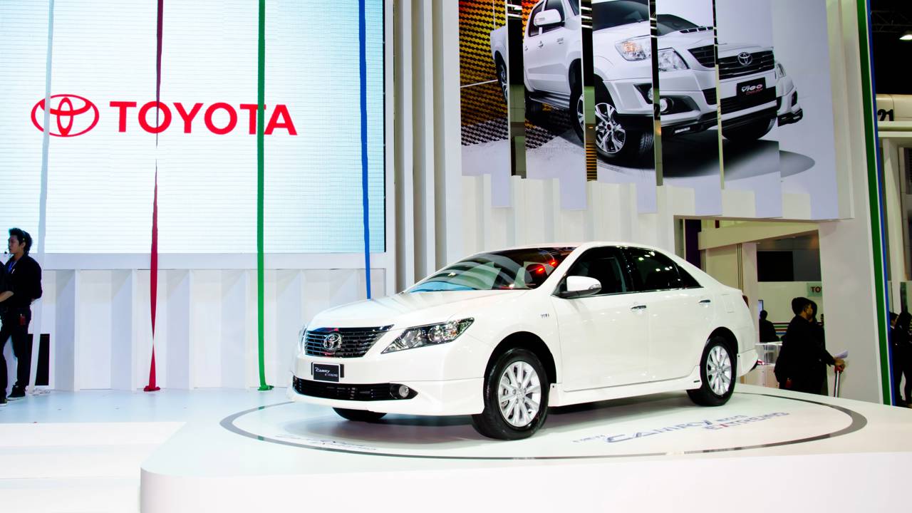 Fundada em 1937 após o sucesso nos teares automáticos, a Toyota revolucionou a engenharia ao produzir 10 milhões de carros anualmente hoje