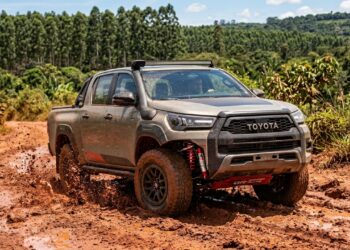 Utilizando uma bitola 155 milímetros mais larga e amortecedores de tubo duplo, a picape japonesa que entrega 224 cavalos garante uma estabilidade extrema para quem enfrenta os terrenos mais acidentados do país neste ano de 2026