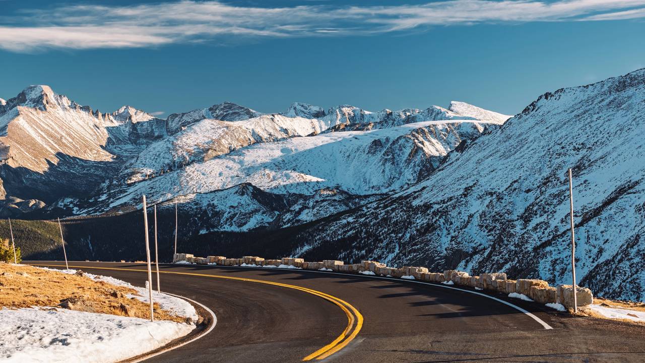 A rodovia americana sobe a 3.713 metros de altitude; cruzando o Parque Rocky Mountain, ela detém o recorde de estrada pavimentada contínua mais alta dos EUA