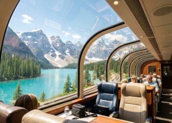 Com vagões de teto de vidro de 180 graus esta rota ferroviária revela cânions profundos e picos nevados isolados da América do Norte em uma jornada de 2 dias de imersão total