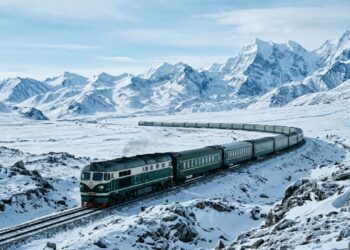 A ferrovia mais alta do planeta cruza 1956 quilômetros de gelo eterno a 5072 metros de altitude bombeando oxigênio para os passageiros não desmaiarem