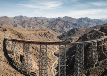 A assustadora ferrovia sul americana de 4220 metros de altura que atravessa 29 pontes de aço e 13 viadutos gigantescos nos picos da Cordilheira dos Andes