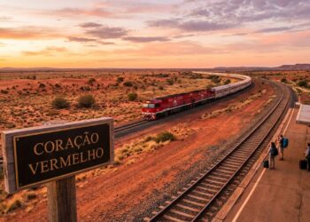 A gigantesca máquina de ferro de quase 1 quilômetro de comprimento corta 2979 quilômetros de deserto mortal em uma odisseia de 54 horas unindo os extremos de um continente