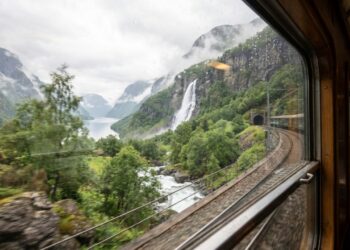 A linha férrea mais íngreme do mundo desce 866 metros em apenas 20 quilômetros passando por 18 túneis escavados à mão na rocha maciça