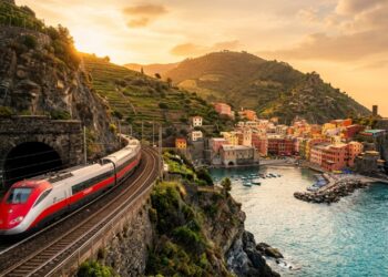 A ferrovia italiana do século 19 perfurada em rocha viva que ainda leva milhares de turistas por dia à beira-mar