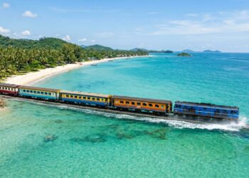 O trem tailandês que parece flutuar sobre o oceano turquesa existe de verdade e qualquer pessoa pode embarcar pagando quase nada