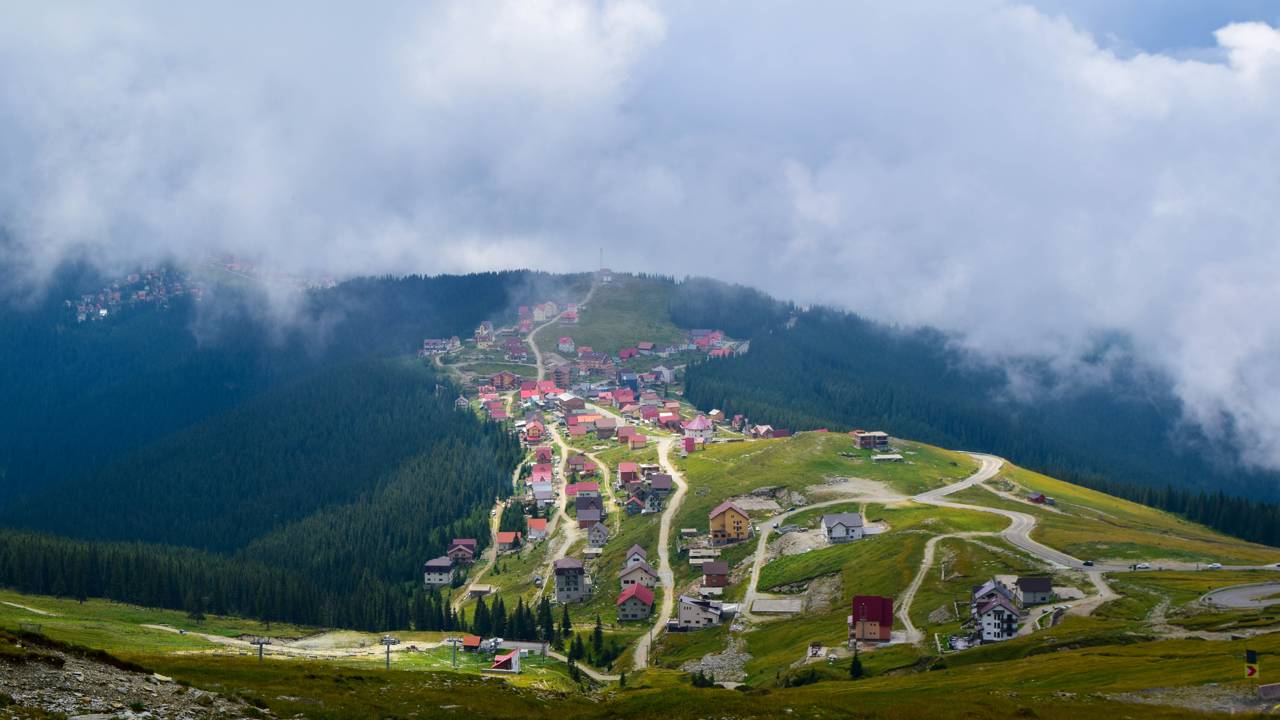 Com 2.145 metros de altitude e 148 km de extensão, a estrada Transalpina surge como a rota mais alta e desafiadora de toda a Romênia