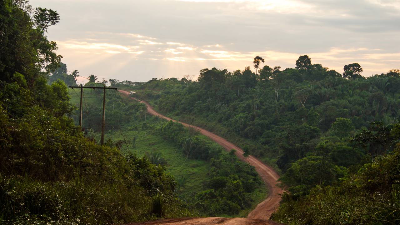 Todos que tentam cruzar a terceira maior rodovia do Brasil enfrentam centenas de quilômetros de poeira sufocante no verão e lamaçal profundo durante as intensas chuvas
