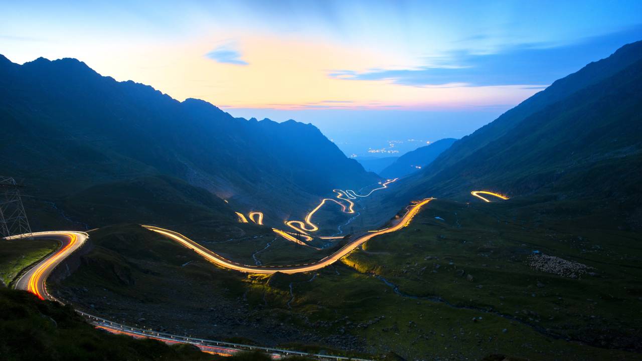 Com curvas que sobem a 2.042 metros de altitude nos Cárpatos, a rodovia de 1974 surge como o percurso de asfalto mais surreal e perigoso da Europa